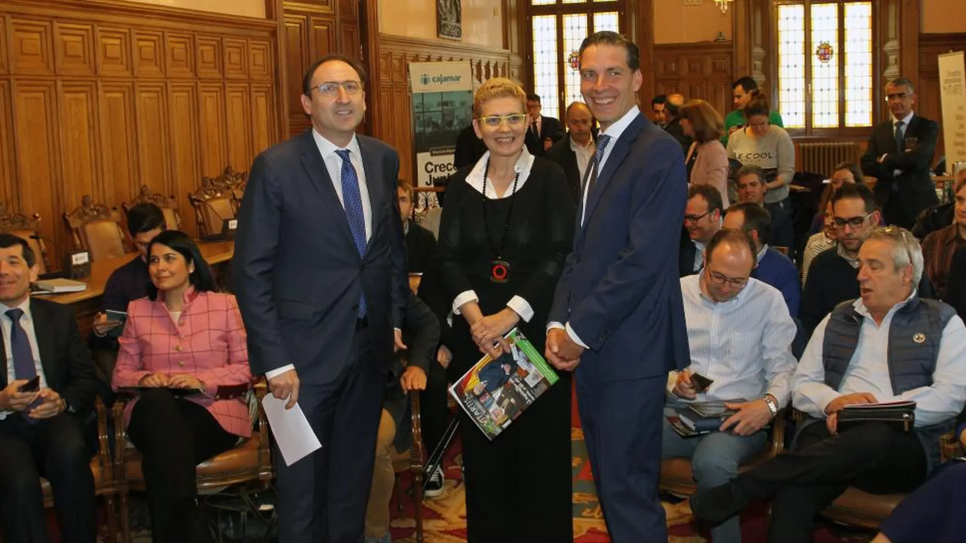 El alcalde de Palencia, Alfonso Polanco; la presidenta de Vitartis, Beatriz Escudero; y el director territorial de Cajamar, Raúl Ortega, en la jornada