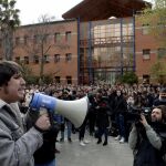 Un grupo de estudiantes protesta a las puertas de la Universidad Rey Juan Carlos