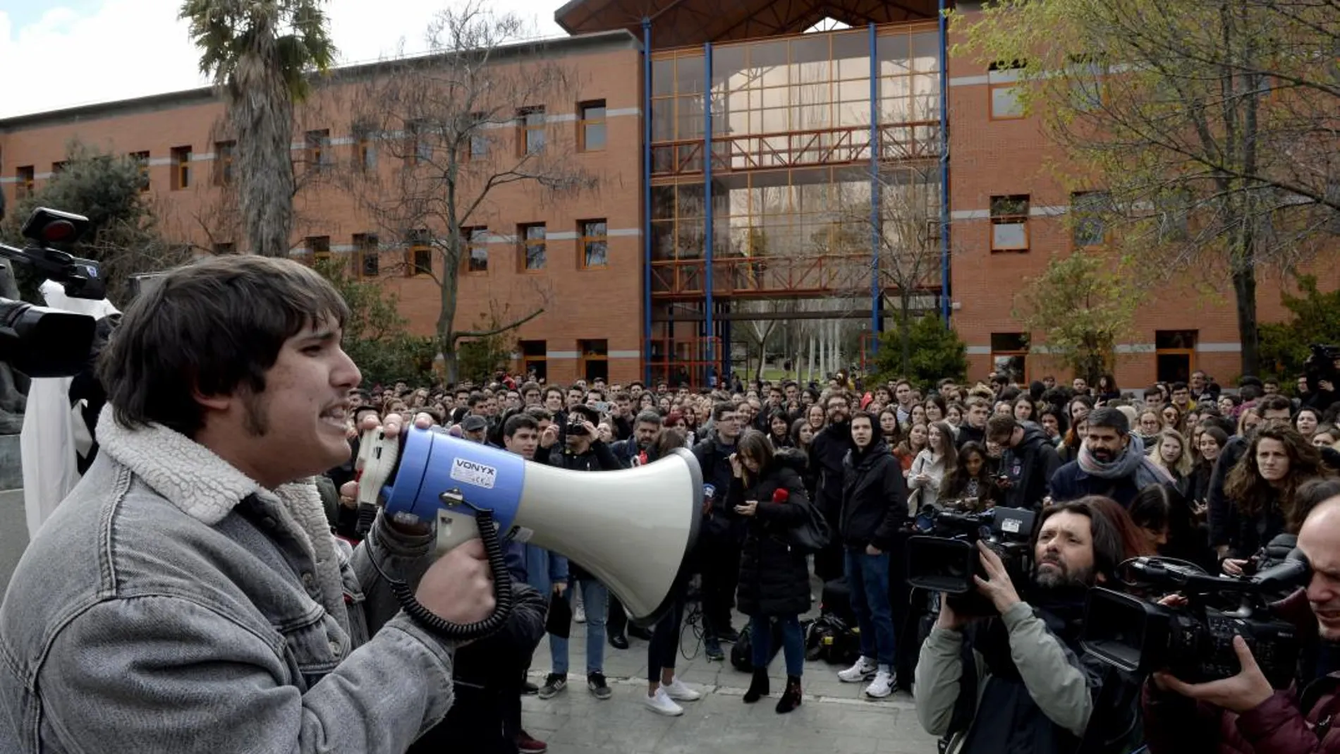 Un grupo de estudiantes protesta a las puertas de la Universidad Rey Juan Carlos