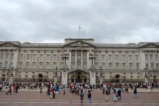 La reina Isabel II permite la entrada a los jardines del Palacio de Buckingham por primera vez en la historia