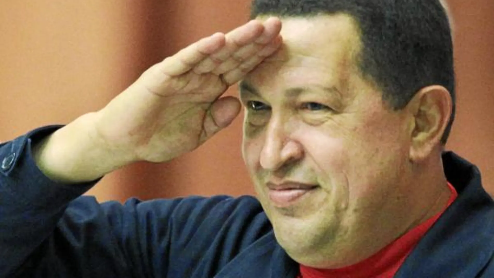 Hugo Chávez saluda durante su visita a La Habana, el pasado lunes, para celebrar una década de la alianza con el régimen castrista