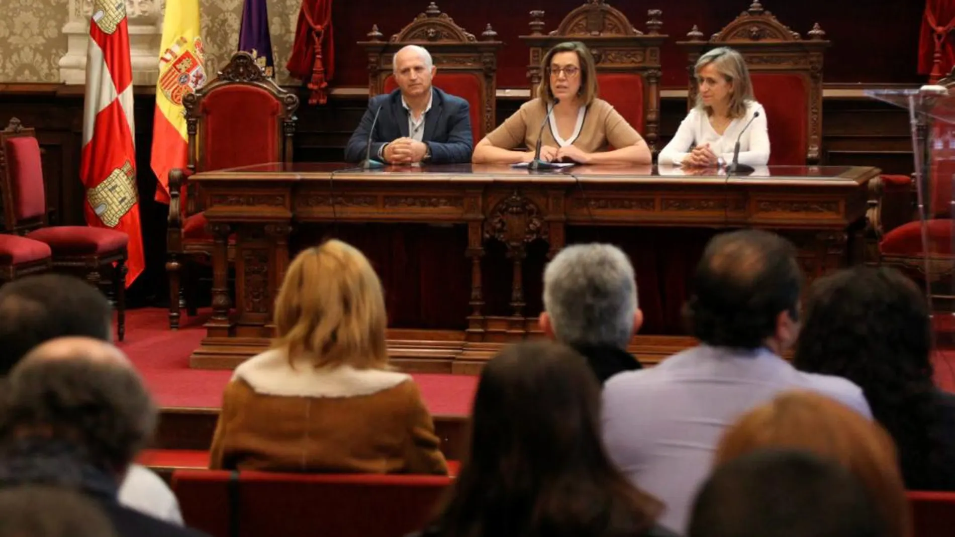 La presidenta de la Diputación de Palencia, Ángeles Armisén, presenta esta nueva guía junto a los diputados provinciales María José de la Fuente y Urbano Alonso