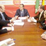 El portavoz del PP, Juan Ignacio Zoido, durante la reunión con los representantes del comercio del centro