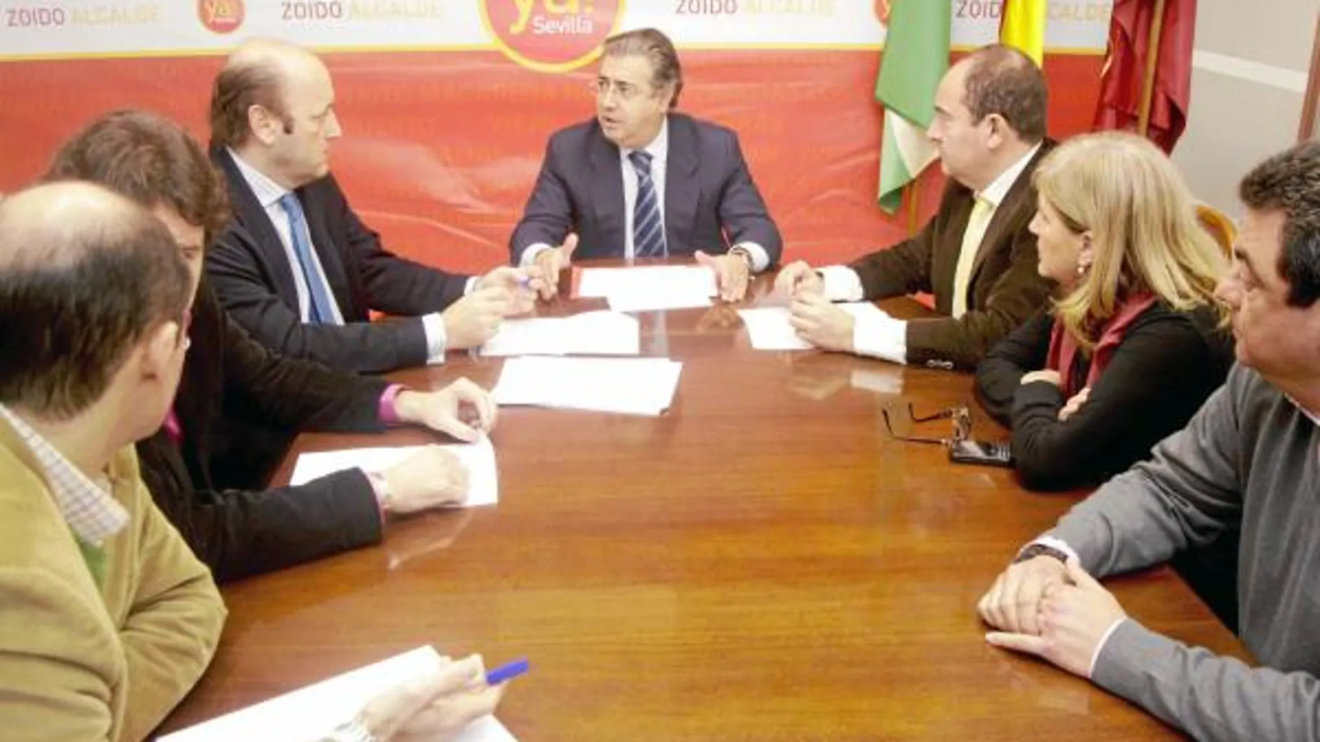 El portavoz del PP, Juan Ignacio Zoido, durante la reunión con los representantes del comercio del centro