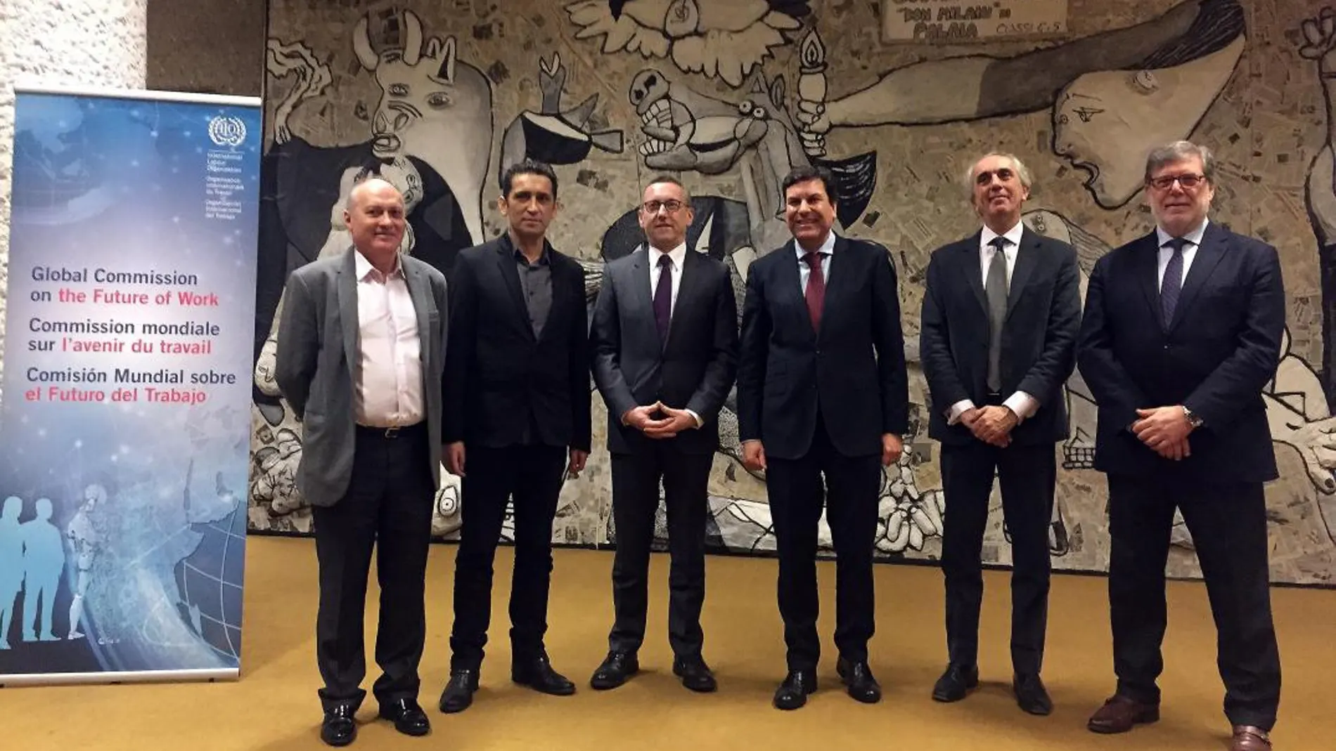 El consejero de Empleo, Carlos Fernández Carriedo junto a Vicente Andrés; Faustino Temprano; Santiago Aparicio y representantes de la OIT en Ginebra