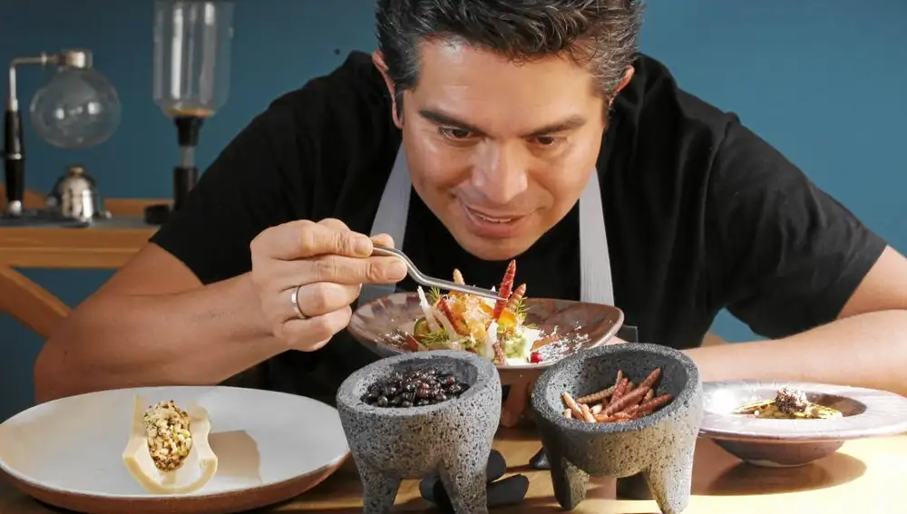 El cocinero de Punto MX culmina algunos platos con insectos, un ingrediente más del menú.