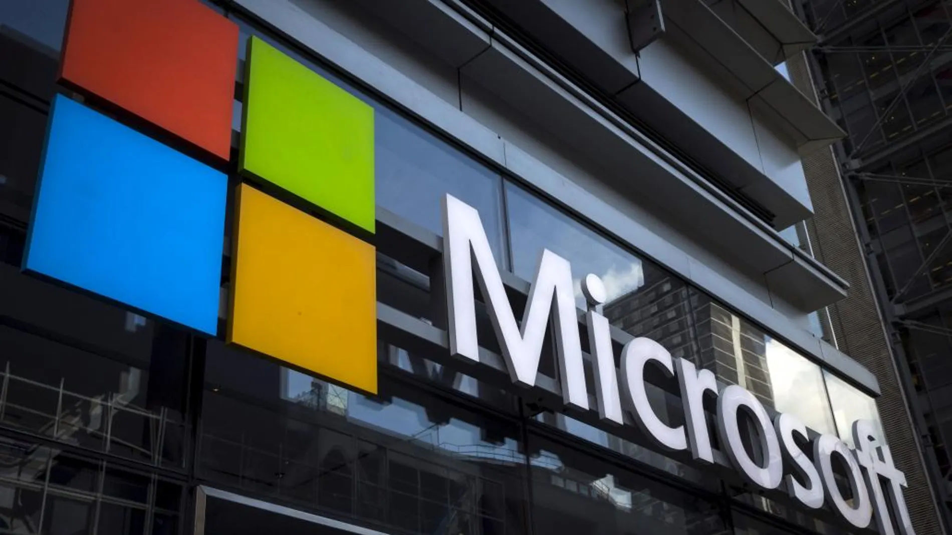 Logotipo de Microsoft en la facahada de un efifico de Nueva York