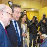 El consejero de la Presidencia, José Antonio de Santiago-Juárez, saluda al presidente cántabro Miguel Ángel Revilla, en presencia de María de Diego, momentos antes de la reunión, ayer en Santander
