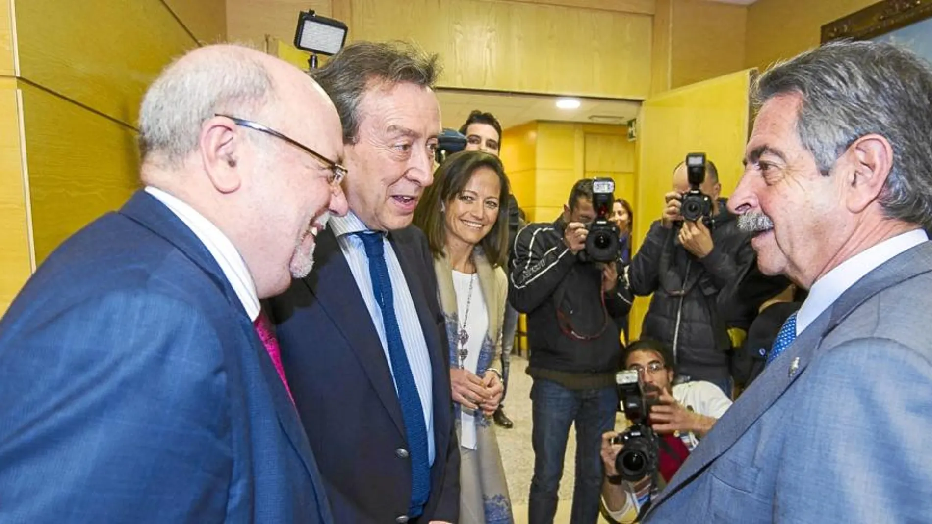 El consejero de la Presidencia, José Antonio de Santiago-Juárez, saluda al presidente cántabro Miguel Ángel Revilla, en presencia de María de Diego, momentos antes de la reunión, ayer en Santander