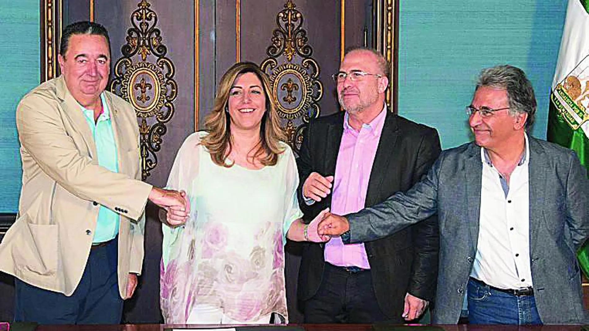 Susana Díaz, con representantes sindicales, en el acuerdo del 15 de julio