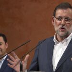 El presidente del Gobierno y del Partido Popular, Mariano Rajoy, que visitó hoy la localidad de La Palma de Condado (Huelva), durante su comparecencia ante los medios de comunicación