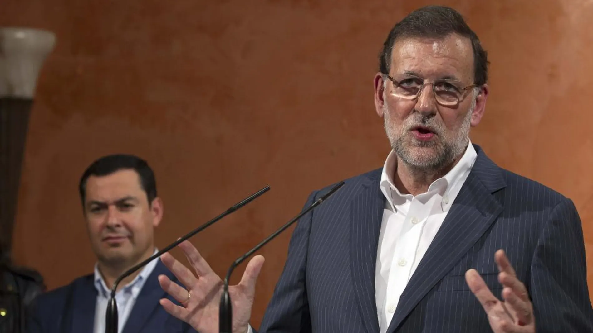 El presidente del Gobierno y del Partido Popular, Mariano Rajoy, que visitó hoy la localidad de La Palma de Condado (Huelva), durante su comparecencia ante los medios de comunicación