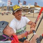 El kite surf se ha convertido en uno de los deportes reyes para niños en las costas españolas