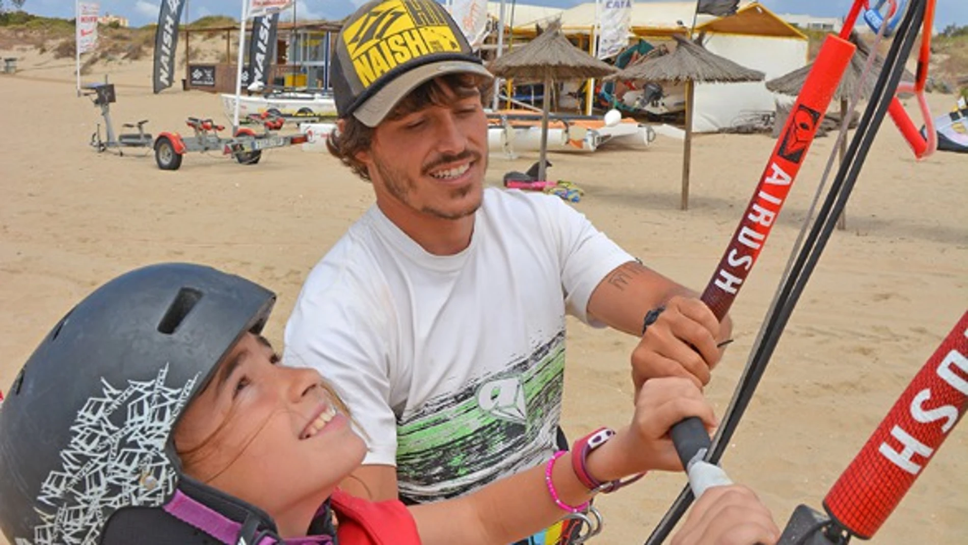 El kite surf se ha convertido en uno de los deportes reyes para niños en las costas españolas