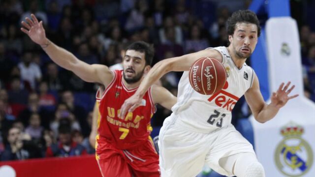 El base del Real Madrid, Sergio Llull (d), se lleva la pelota ante el argentino Facundo Campazzo (i), del UCAM Murcia
