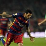 El defensa brasileño del Barcelona Dani Alves celebra la consecución del primer gol de su equipo ante el Villanovense