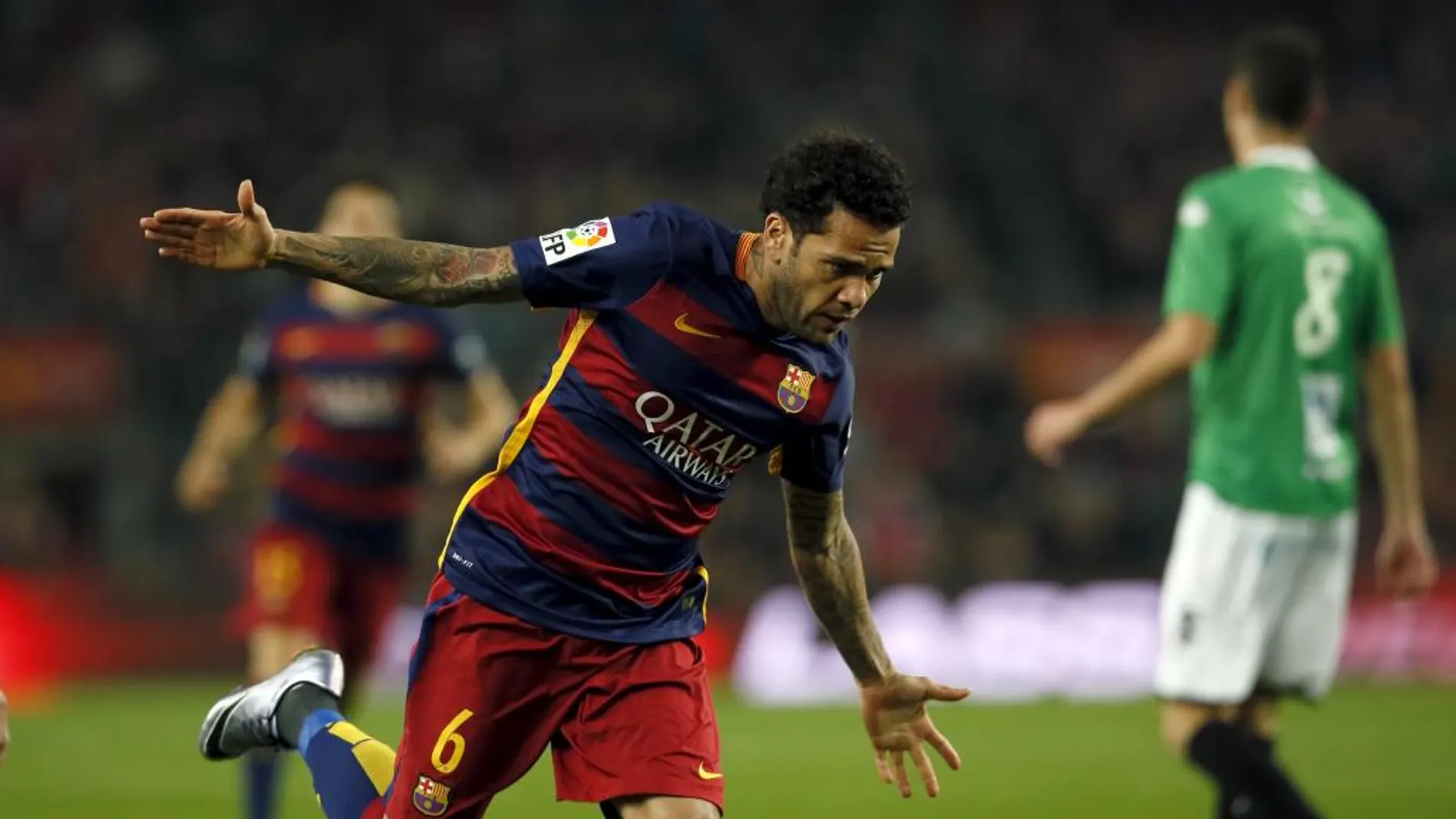El defensa brasileño del Barcelona Dani Alves celebra la consecución del primer gol de su equipo ante el Villanovense