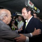 El ex presidente de la Generalitat, Jordi Pujol (i) saluda al candidato Sandro Rosell (d), tras la votación para las elecciones a la presidencia del FC Barcelona