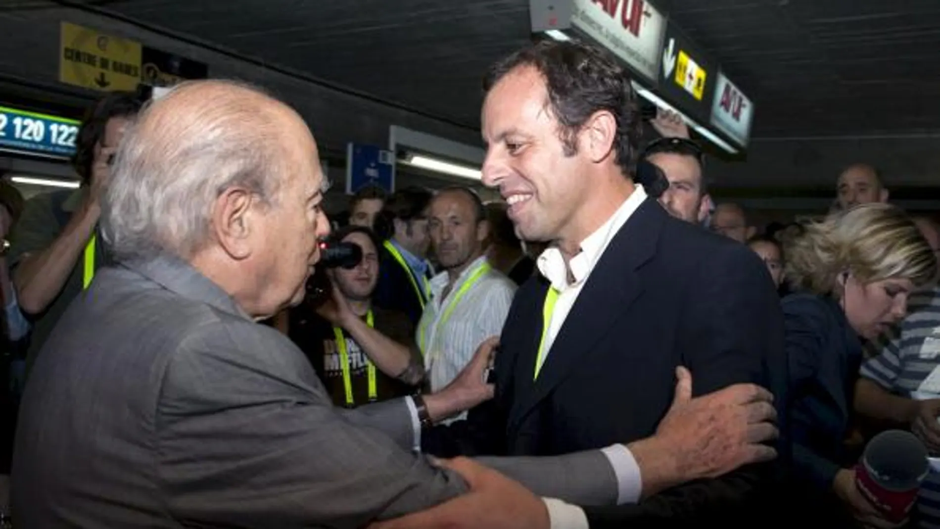 El ex presidente de la Generalitat, Jordi Pujol (i) saluda al candidato Sandro Rosell (d), tras la votación para las elecciones a la presidencia del FC Barcelona