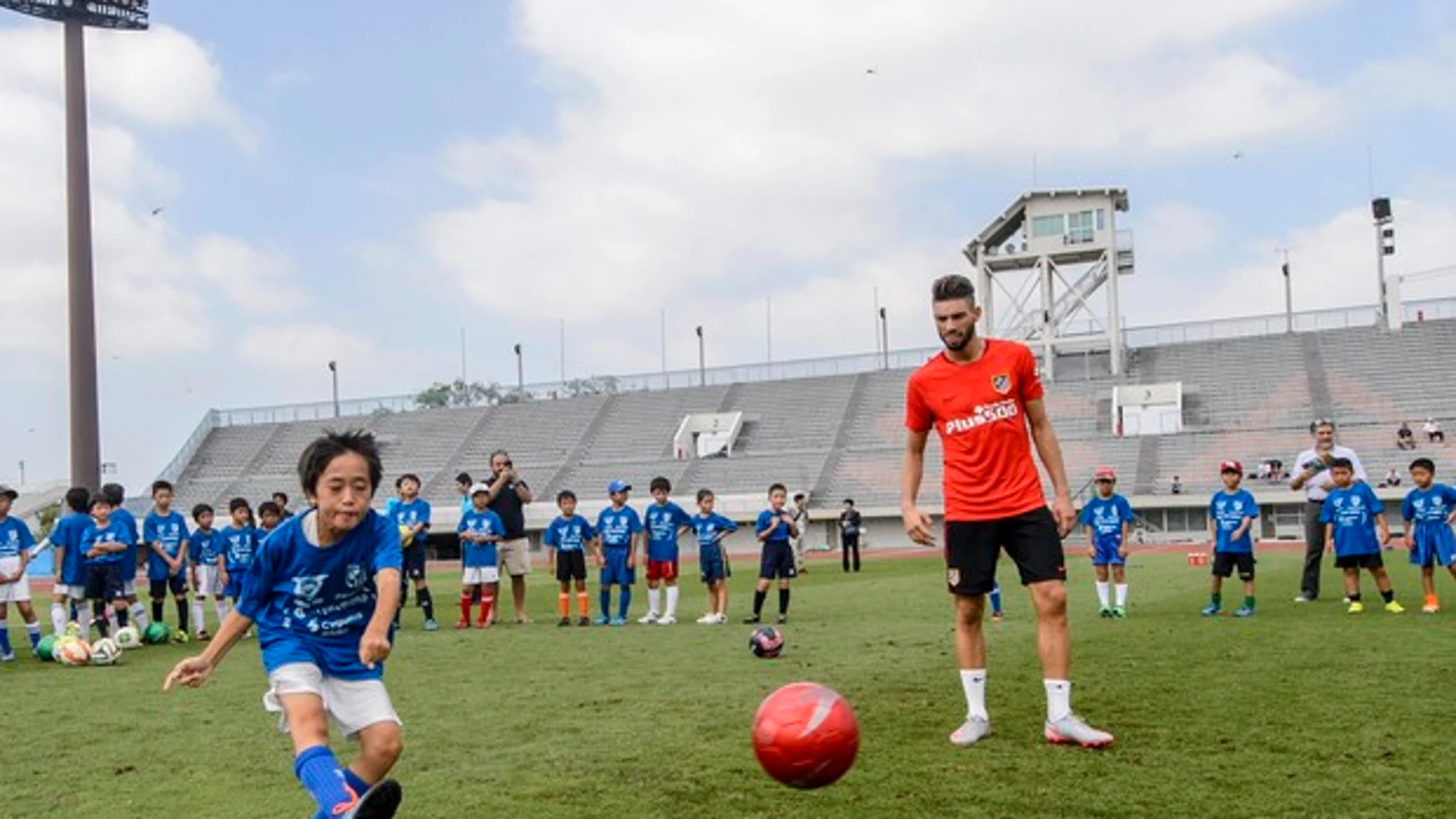 Carrasco, en un clínic con niños japoneses