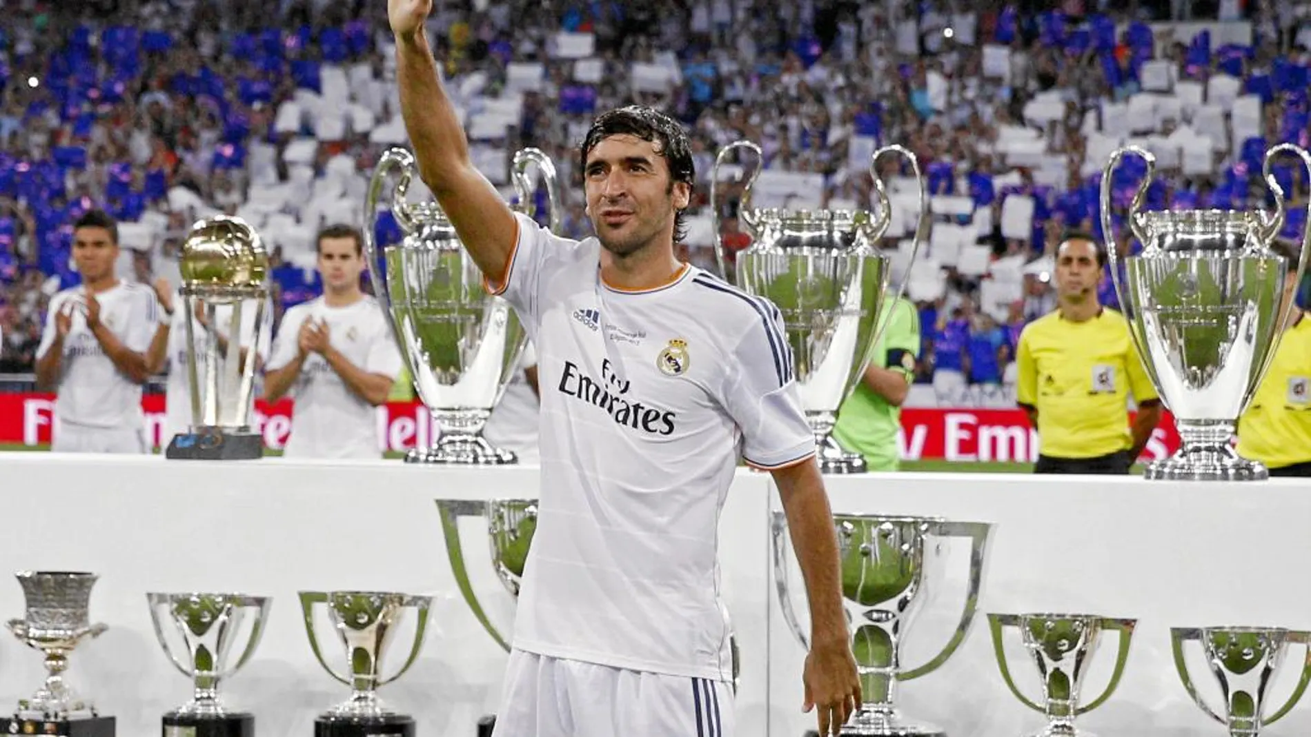 Raúl González tuvo su homenaje en el trofeo Bernabéu, donde marcó para el Madrid
