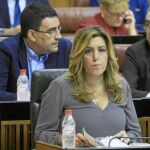 La presidenta de la Junta, Susana Díaz, en el Pleno de ayer respondiendo a las preguntas de la oposición