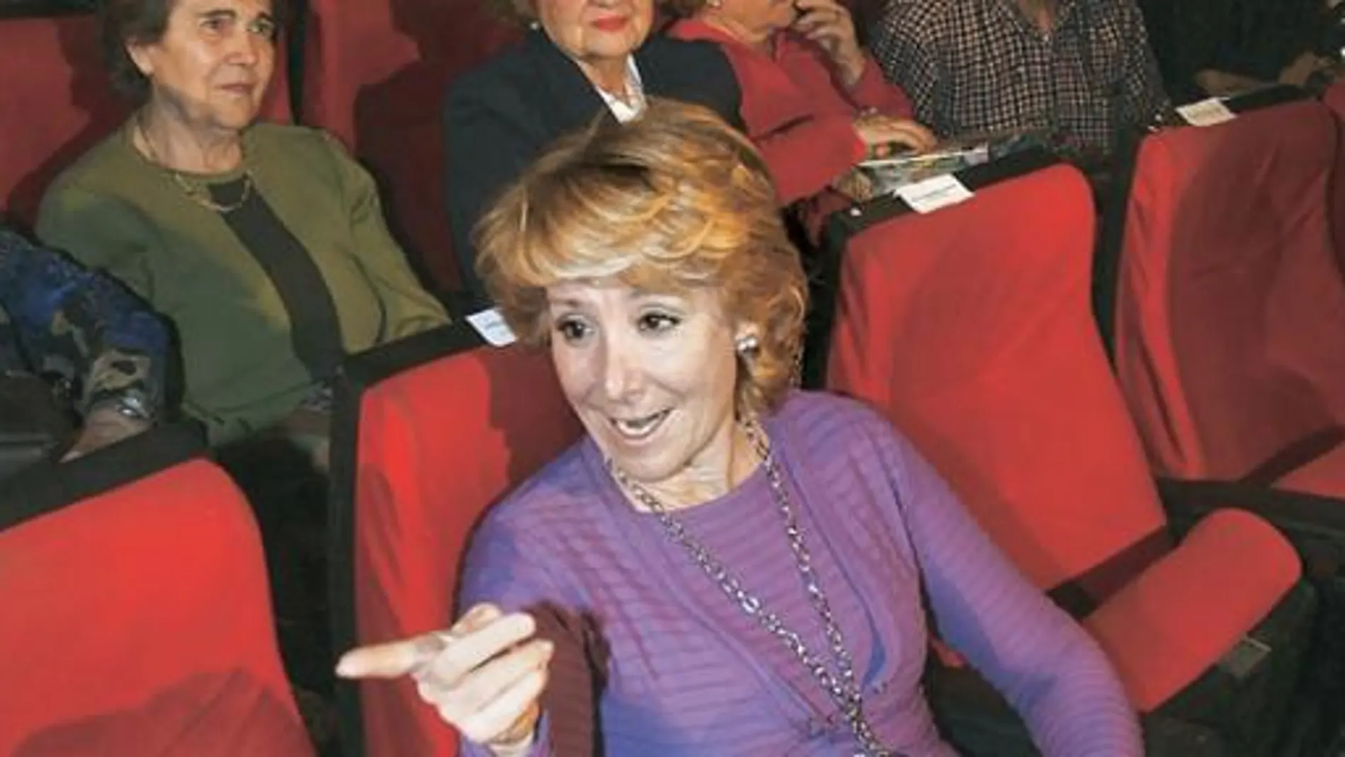 Esperanza Aguirre, ayer, en la presentación de la cuarta edición de la campaña «Mayores de Cine»