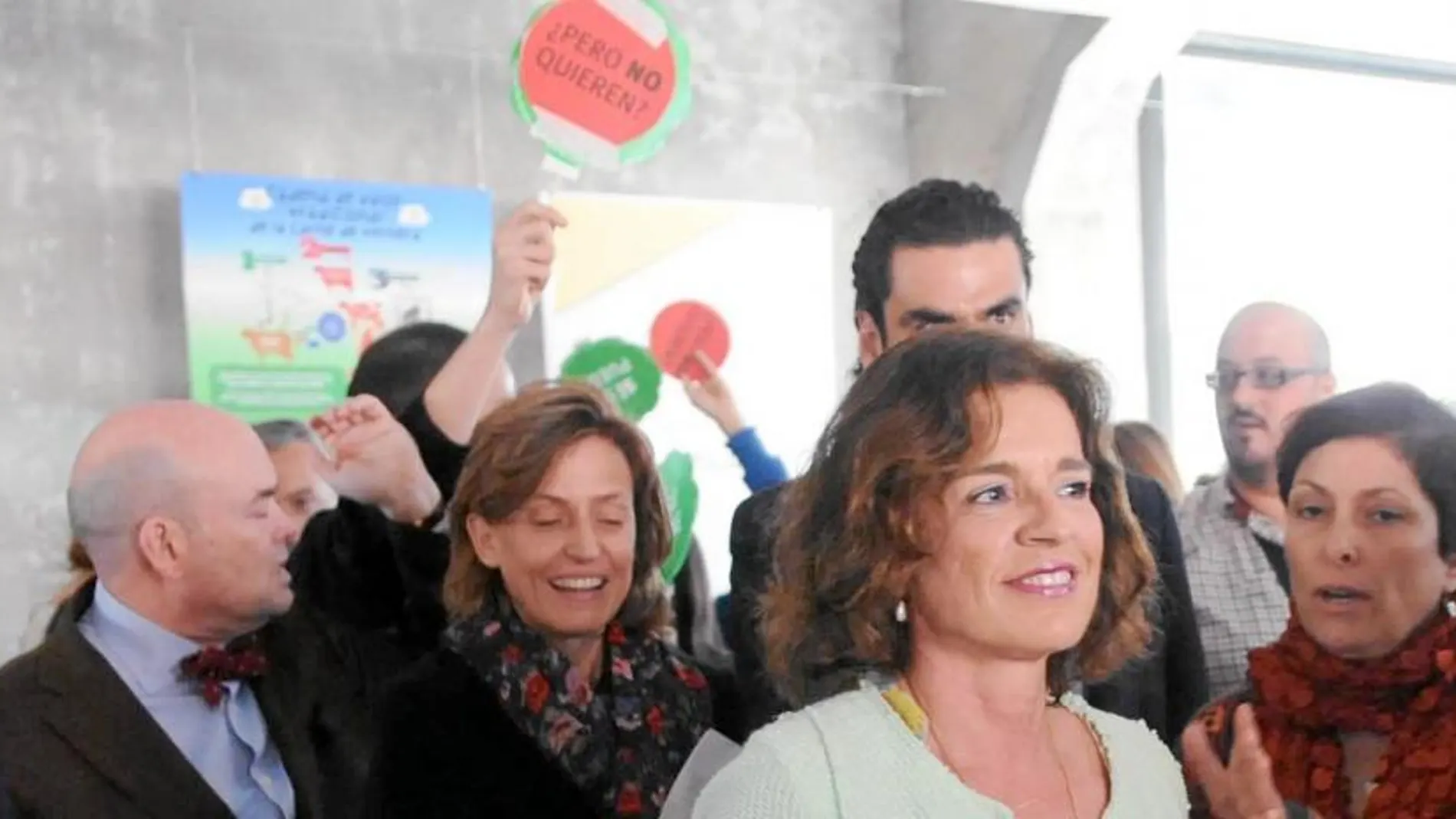 Algunos miembros de la PAH asaltaron ayer a Ana Botella durante un acto. La alcaldesa de Madrid les respondió: «Seguidme, seguidme»
