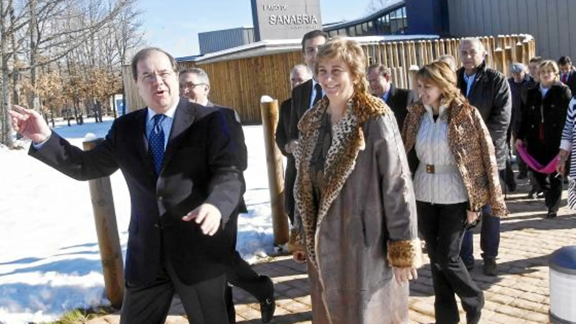 El presidente Herrera, María Jesús Ruiz e Isabel Alonso, entre otros, inauguran la Casa del Parque del Lago de Sanabria