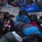 Decenas de refugiados sirios pasan la noche en un parking junto a la frontera astro-húngara