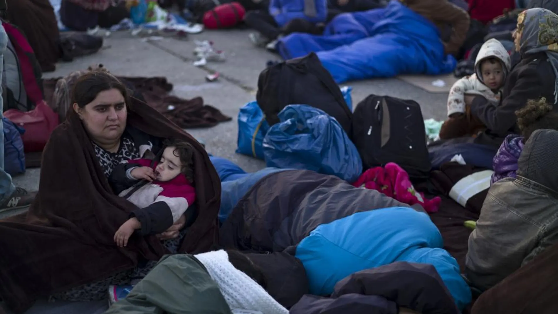 Decenas de refugiados sirios pasan la noche en un parking junto a la frontera astro-húngara