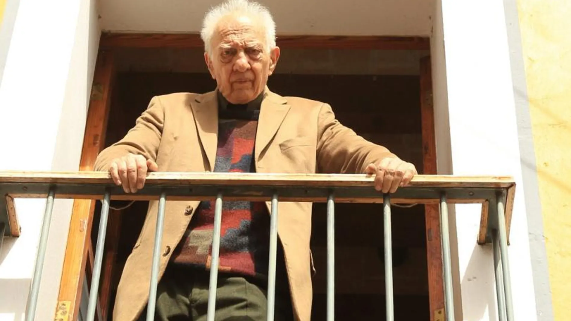 Fotografía del 29 de diciembre de 2014 del escritor Sergio Pitol en su casa de la ciudad mexicana de Xalapa. EFE / Mario Guzmán