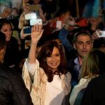Cristina Fernández de Kirchner rodeada de seguidores a su llegada a Buenos Aires