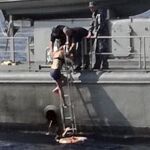 La mujer en el momento de subir al barco que la rescató/Ap