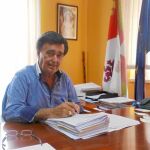 El alcalde de Cuéllar, Jesús García, firmando facturas en su despacho en el Ayuntamiento segoviano