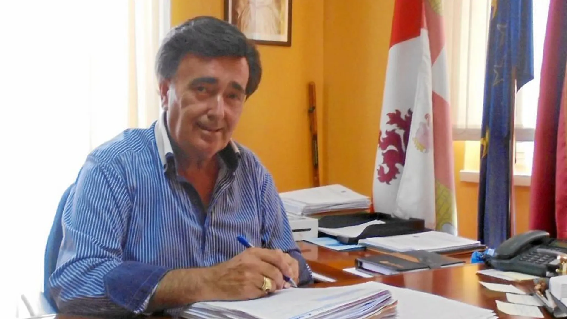 El alcalde de Cuéllar, Jesús García, firmando facturas en su despacho en el Ayuntamiento segoviano