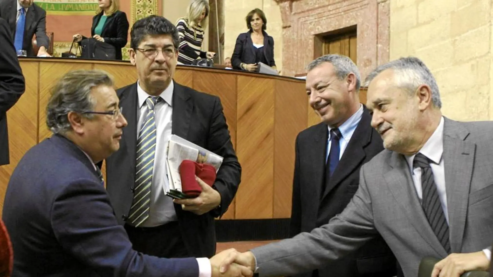 Zoido y Griñán se saludan en un Pleno de la Cámara autonómica