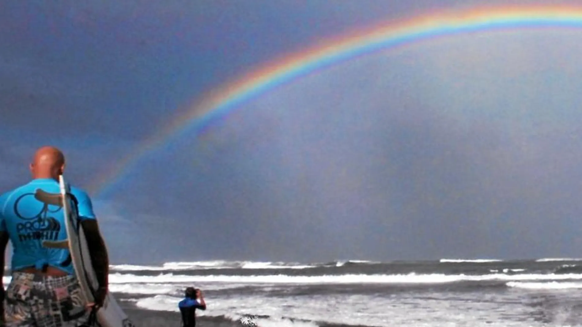 En el arco iris se incluyen tonos violetas, que deberian ser los más abundantes en el cielo y lo visible... pero no