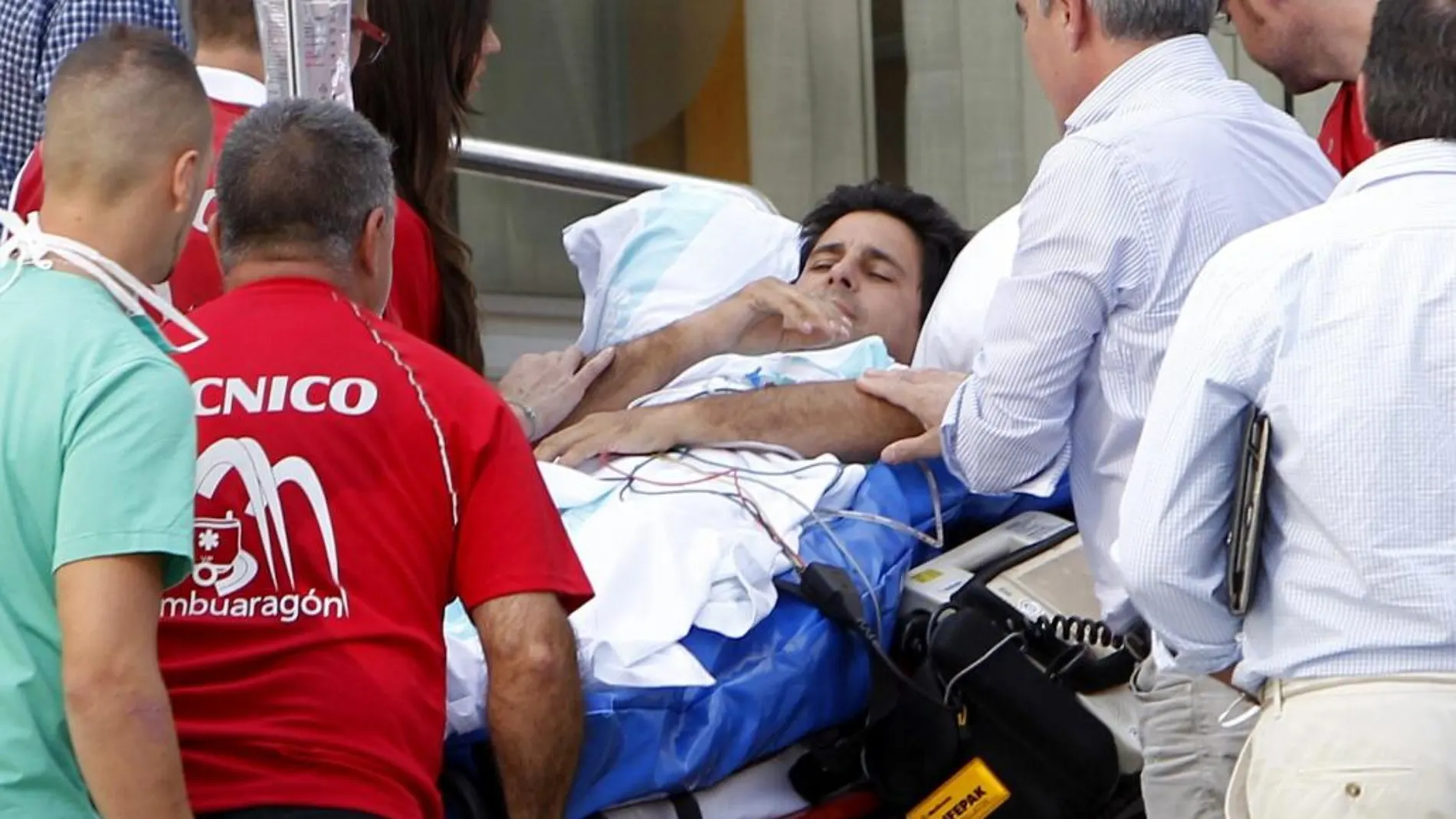El torero Francisco Rivera, quien sufrió ayer una grave cornada en la plaza de toros de Huesca, a su llegada a la Clínica Quirón de Zaragoza.