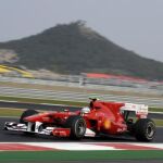 El piloto español de fórmula uno Fernando Alonso de Ferrari conduce su monoplaza durante la sesión de entrenamientos en el Circuito de Yeongam en Corea del Sur