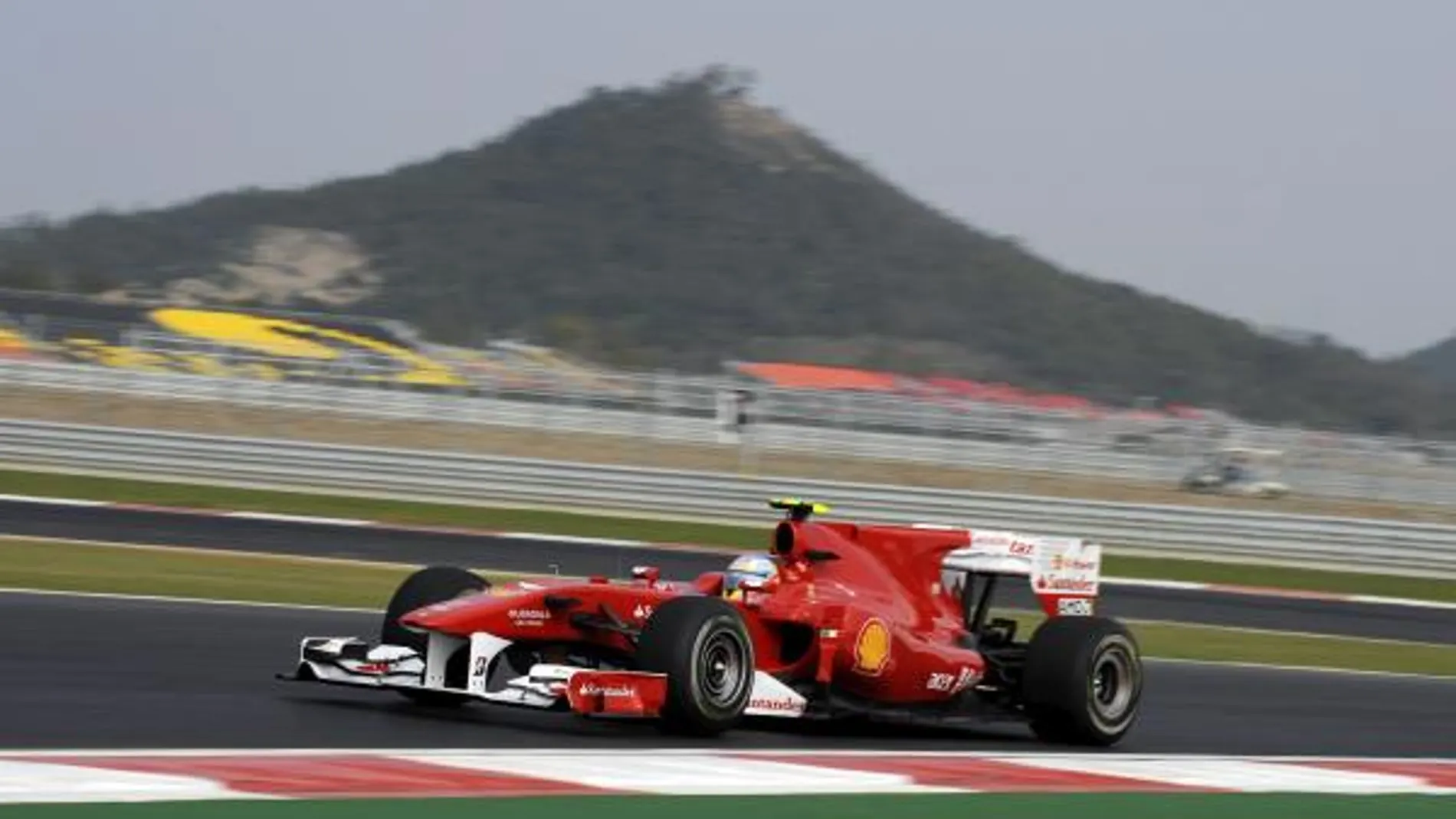 El piloto español de fórmula uno Fernando Alonso de Ferrari conduce su monoplaza durante la sesión de entrenamientos en el Circuito de Yeongam en Corea del Sur