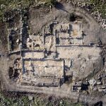 Fotografía facilitada por la Autoridad de Antigüedades de Israel que muestra una vista aérea de la granja de 2.700 años que ha sido hallada por arqueólogos israelíes junto a un monasterio con coloridos mosaicos e inscripciones de 1.500 en la localidad de Rosh Ha-Ayin, en el centro del país.