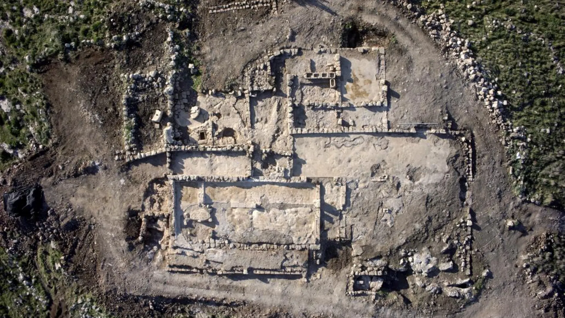 Fotografía facilitada por la Autoridad de Antigüedades de Israel que muestra una vista aérea de la granja de 2.700 años que ha sido hallada por arqueólogos israelíes junto a un monasterio con coloridos mosaicos e inscripciones de 1.500 en la localidad de Rosh Ha-Ayin, en el centro del país.