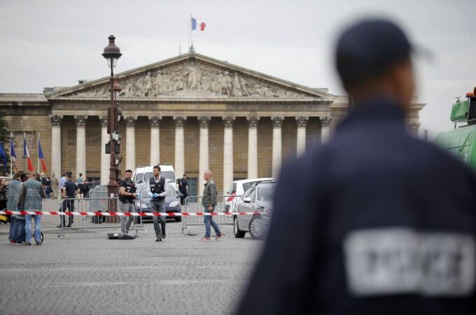 Un policía francés junto a la zona en la que se ha producido el tiroteo, junto a la plaza de la Concordia.