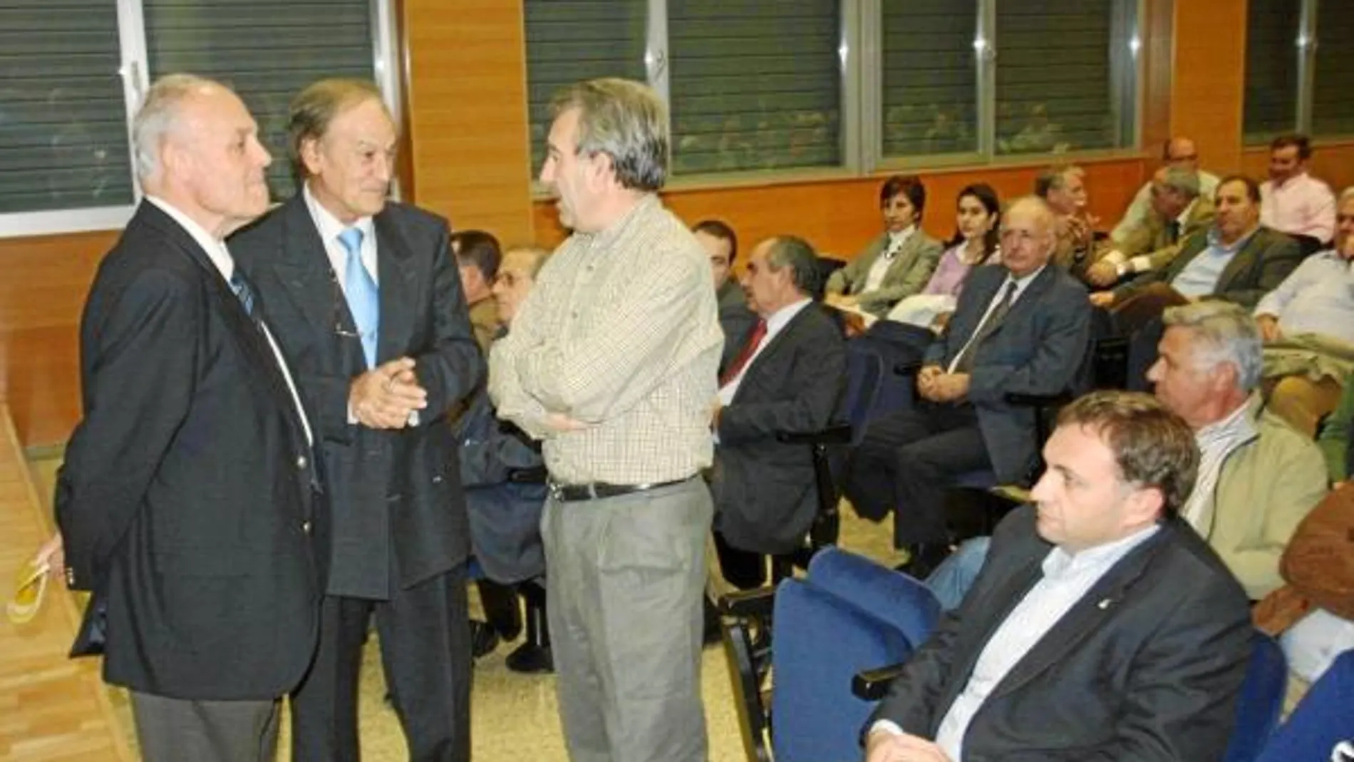 Ángel García Lidón, Pedro Caballero y Antonio Cerdá, antes del inicio de la conferencia, celebrada durante la semana pasada
