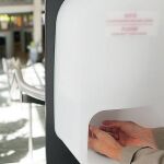 Un empleado se desinfecta las manos en Bonn (Alemania)