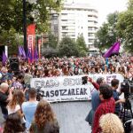 Cientos de personas se han concentrado hoy en el bulevard de San Sebastián /Efe