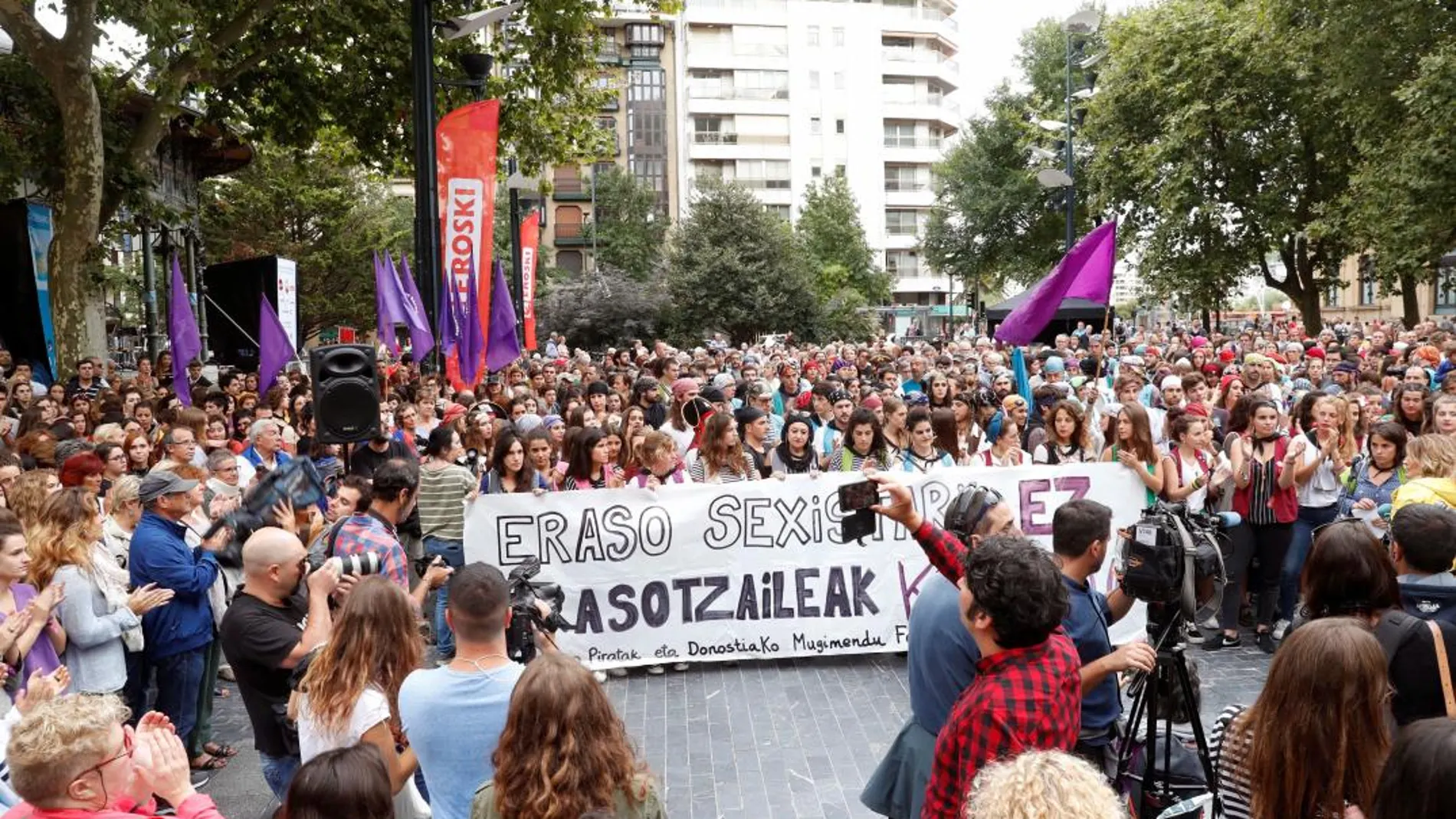 Cientos de personas se han concentrado hoy en el bulevard de San Sebastián /Efe