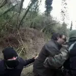 Fotograma de un vídeo facilitado por la Policía italiana que muestra el momento del arresto de dos jefes de la mafia italiana Ndrangheta