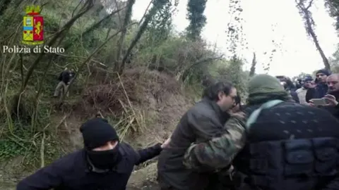 Fotograma de un vídeo facilitado por la Policía italiana que muestra el momento del arresto de dos jefes de la mafia italiana Ndrangheta